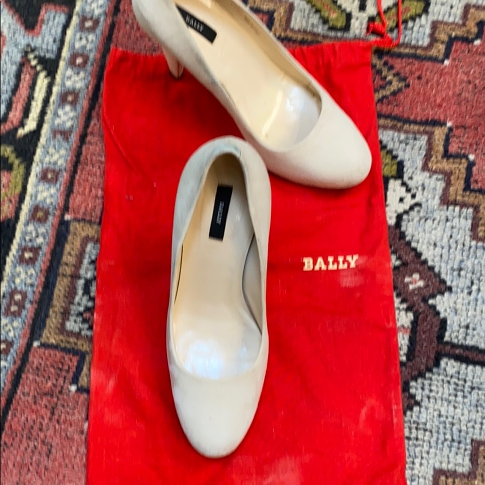 Balmy cream suede heels